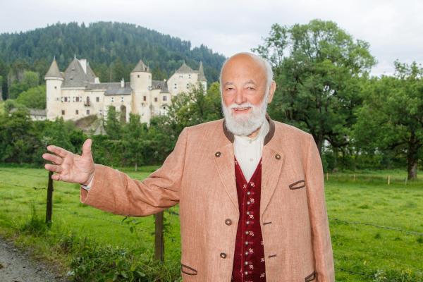 Bild 1 von 33: Im Bild: Sepp Forcher vor Schloss Frauenstein.