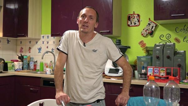 Bild 1 von 2: Florian muss Kinder, Haushalt und Beruf unter einen Hut bringen. Der Alleinerziehende hat momentan einen dicht getakteten Tagesrhythmus. Zeit für ihn selbst bleibt da kaum.