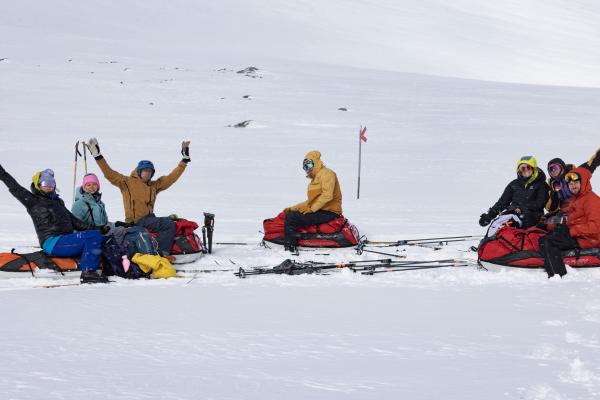 Bild 1 von 10: Dick eingepackt und happy: Das Team macht Mittagspause. Das Kamerateam läuft die gesamte Strecke samt Equipment mit.