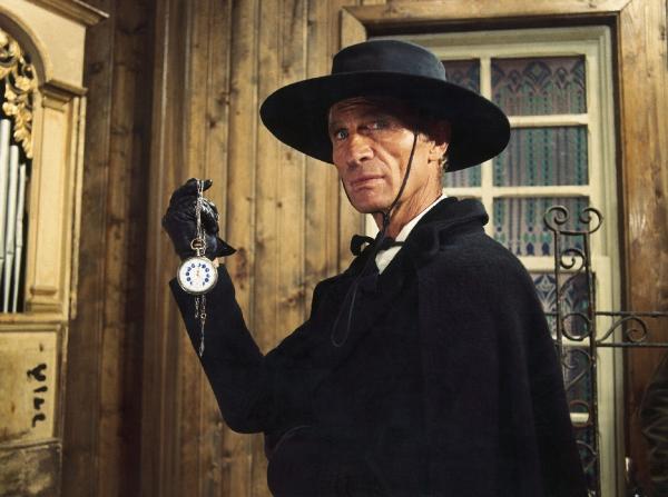 Bild 1 von 2: Burton (Gordon Mitchell) setzt dem Sheriff von Silvertown ein Ultimatum - wird er auf das Tauschgeschäft eingehen?