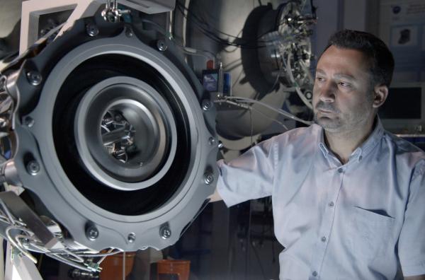 Bild 1 von 4: Stéphane Mazouffre, Spezialist für Raumfahrtantriebe, spricht über den Plasmaantrieb: eine innovative Technologie, die Raumschiffe auf enorme Geschwindigkeiten beschleunigen könnte und nur geringe Mengen an Treibstoff benötigt.
