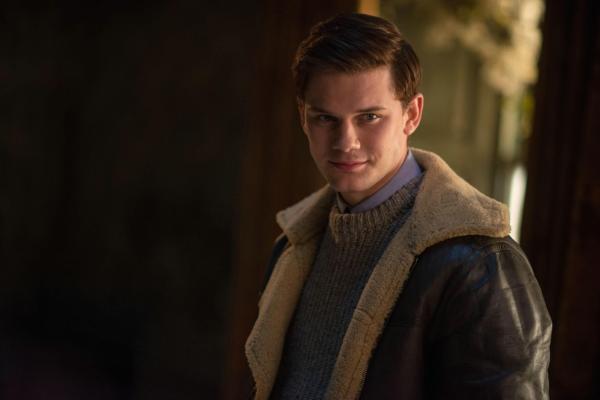 Bild 1 von 15: Der junge ehemalige Militärpilot Harry (Jeremy Irvine) kommt einer Schulklasse zu Hilfe, nachdem diese vor dem Krieg aus London in ein abgelegenes, seit Jahren leerstehendes Anwesen mitten auf einer Insel im Meer geschickt wurden. Nicht ahnend, dass hier das Grauen auf sie alle wartet ...