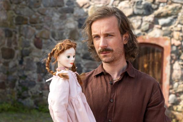 Bild 1 von 12: Simon (Max Rothbart) entschließt sich, die Tournee mit dem Puppentheater, die sein verstorbener Vater noch geplant hatte, durchzuführen.