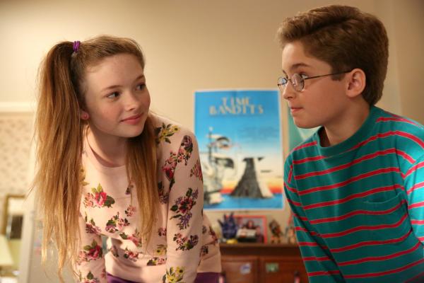 Bild 1 von 10: Dana Caldwell (Natalie Alyn Lind, l.); Adam Goldberg (Sean Giambrone, r.)