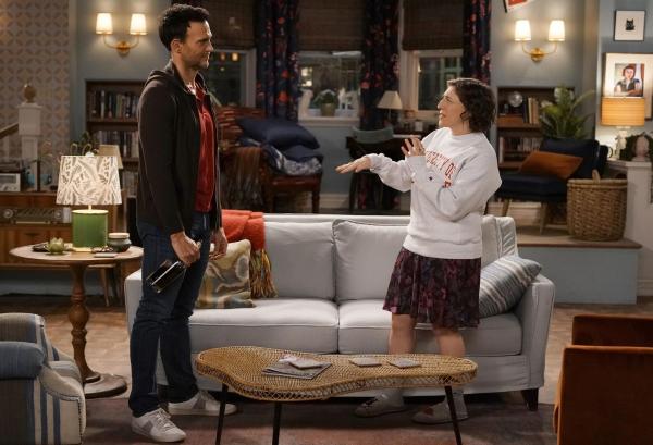 Bild 1 von 16: Max (Cheyenne Jackson, l.); Kat (Mayim Bialik, r.)