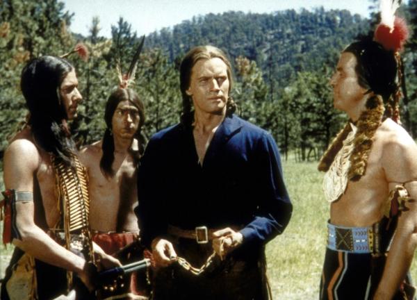 Bild 1 von 6: Als ruchbar wird, dass die Indianer in Reservate gesteckt werden sollen, steigen die Spannungen zwischen Weißen und Indianern. Warbonnet (Charlton Heston, 2.v.r.) sucht gemeinsam mit seinen Stammesbrüdern nach einer Lösung ...