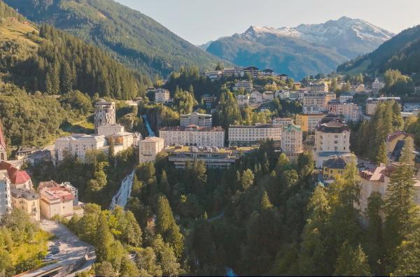 Bild 1 von 6: Bad Gastein: eine dramatische Kulisse am Hang, durch die seit Jahrhunderten sowohl Wasserfall als auch Glamour hindurchrauschen