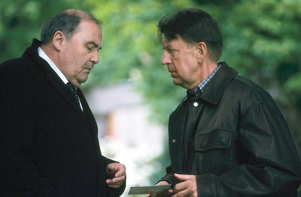 Bild 1 von 10: Kommissar Joe Hoffer (Jörg Gudzuhn, r.) erfährt von Dr. Hilbert Verringer (Lambert Hamel, l.), dass er Irm Bonner nach jahrelanger psychiatrischer Behandlung kurz vor ihrem Tod ins betreute Wohnen entlassen hatte.