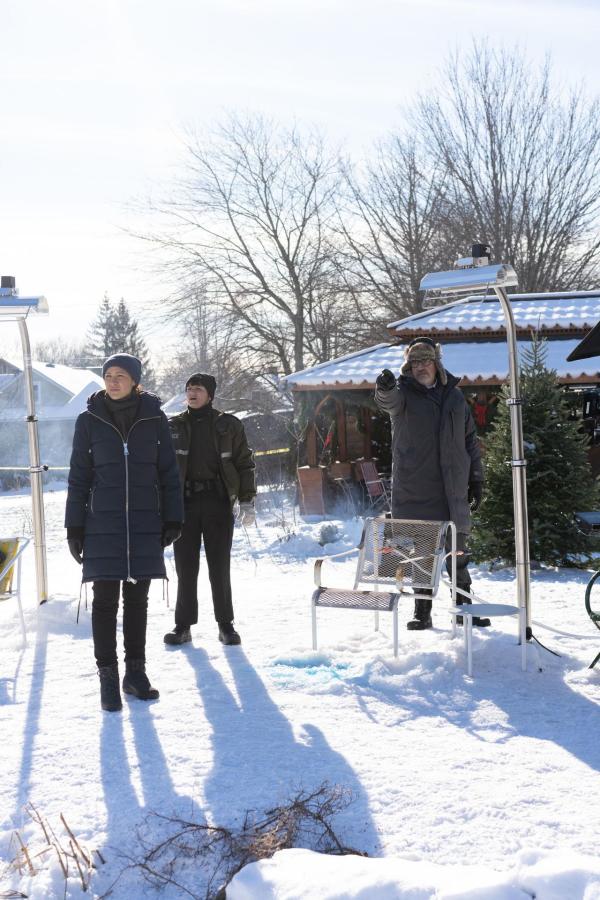 Bild 1 von 9: (v.l.n.r.) Isabelle Lacoste (Elle-Máijá Tailfeathers); Yvette Nichol (Sarah Booth); Armand Gamache (Alfred Molina)
