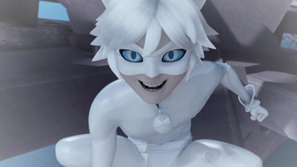 Bild 1 von 4: Als Marinette zu Adrien nach Hause geht, um ihm dort ein Geschenk zu hinterlassen, wird ihr der Zutritt verwehrt. Enttäuscht entscheidet sie sich dazu, das zu tun, was ihr strikt untersagt ist: ihre Kräfte für ihre eigenen Interessen zu nutzen. Sie verwandelt sich in Ladybug und hinterlässt das Geschenk in Adriens Zimmer. Aber als sie das Zimmer verlässt, sieht Adrien noch, wie Ladybug davonfliegt. Als er dann das Geschenk mit Marinettes Namen findet, versteht er, dass sie und Ladybug ein und dieselbe Person sind. Derweil trifft Ladybug auf Bunny, die Superheldin aus der Zukunft, die gekommen ist, weil Marinettes Fehler desaströse Auswirkungen auf die Zukunft gehabt hat. Sie nimmt Ladybug mit in die Zukunft, wo sie ein Paris vorfindet, was von der Person zerstört wird, von der sie nie erwartet hätte, dass sie jemals akumatisiert werden würde: Cat Noir! Wird Ladybug ihren Fehler wiedergutmachen können und so die Zukunft retten?