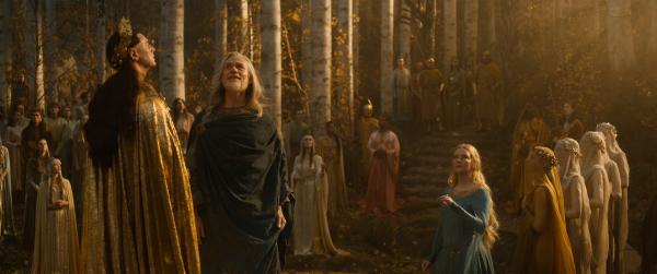 Bild 1 von 4: Cirdan (Ben Daniels, 2.v.l.) hat die Ringe zurück nach Lindon gebracht. Er selbst, der Hohe König Gil-galad (Benjamin Walker, l.) und Galadriel (Morfydd Clark, im Vordergrund r.) stecken sie sich an und beobachten die Auswirkungen.