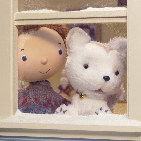 Bild 1 von 4: Andrew und Jingle schauen aus dem verschneiten Fenster.