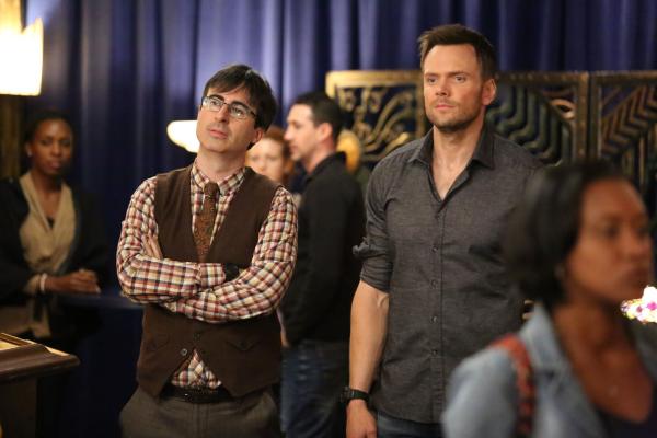 Bild 1 von 15: Weil Professor Duncan (John Oliver, l.) Britta rumkriegen will, rät ihm Jeff (Joel McHale, r.) wohltätig zu denken ...