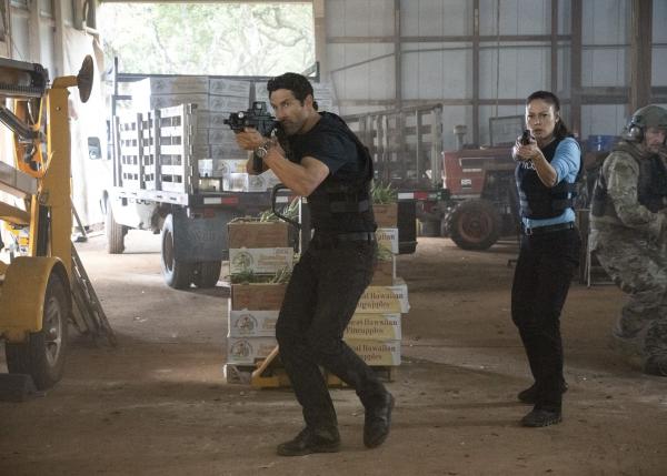 Bild 1 von 10: Jesse Boone (Noah Mills, l.); Jane Tennant (Vanessa Lachey, r.)