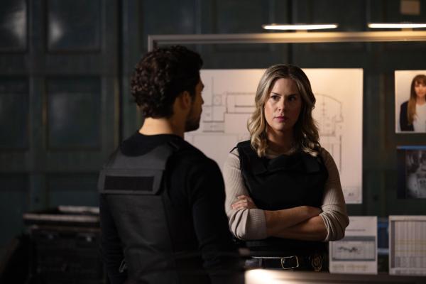 Bild 1 von 6: Cole Ellis (Giacomo Gianniotti, l.); Detective Yates (Amy Goodmurphy, r.)