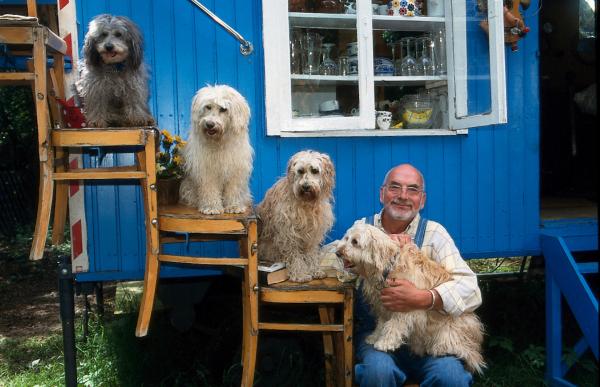 Bild 1 von 3: Eigentlich wünscht sich Peter (Peter Lustig) mindestens vier Hunde.