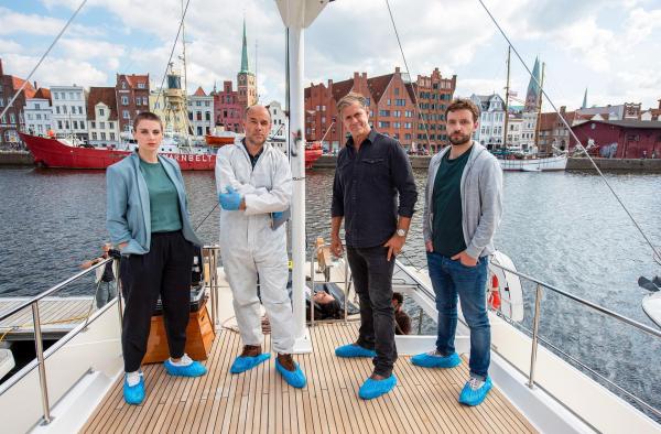 Bild 1 von 10: Im Bild: Die Kripo Lübeck (v.li.: Julia E. Lenska, Christoph Tomanek, Sven Martinek, Jonas Minthe) ermittelt in einem neuen Fall.