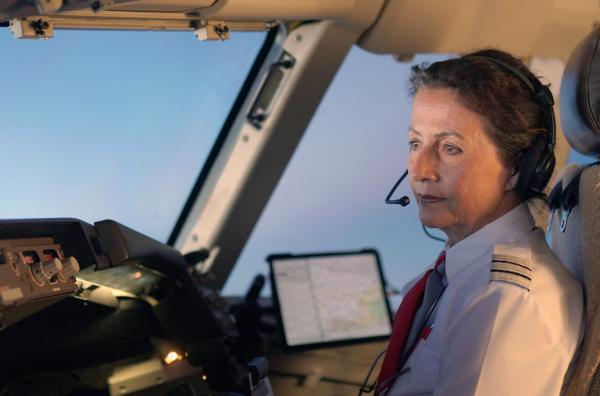 Bild 1 von 5: Für die Verkehrspilotin Elke Griedl ist es immer noch ein schönes Gefühl, über den Wolken zu fliegen.