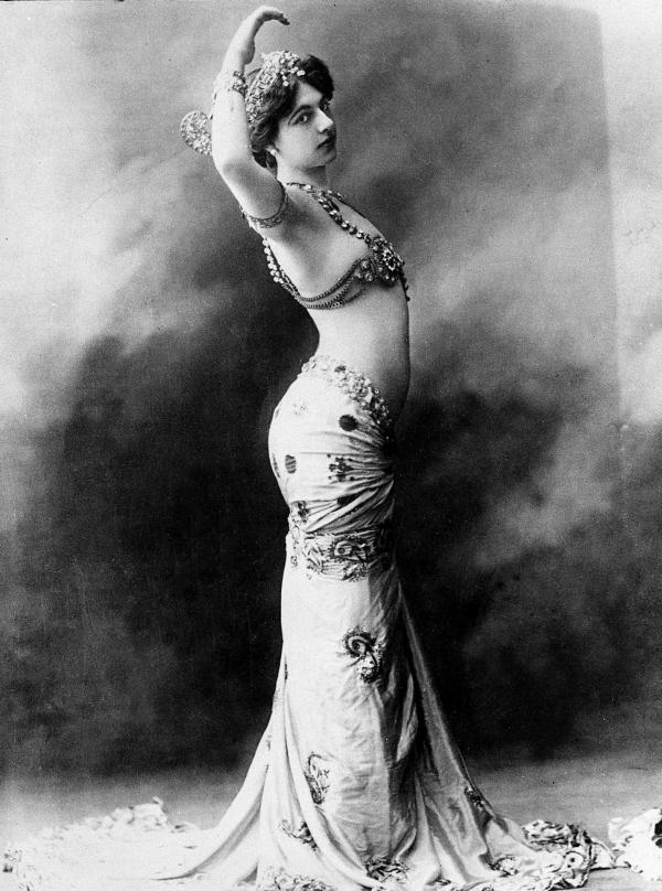 Bild 1 von 3: Mata Hari - eine Legende: Die erotische Tänzerin gerät im Ersten Weltkrieg zwischen die Fronten, spioniert sowohl für Frankreich als auch für das Deutsche Reich.