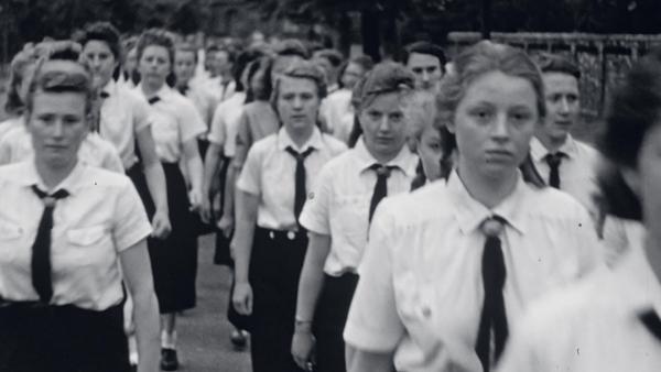 Bild 1 von 2: Der Bund Deutscher Mädel versteht es, jungen Mädchen einen Platz in der Gemeinschaft zu geben und für die Ideen der Nazis zu begeistern.