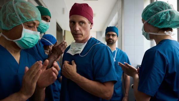 Bild 1 von 15: Die OP ist gut verlaufen und zum Leidwesen von Dr. Schmidtke (Maximilian Grill, 2.v.r.) feiern seine Mitarbeiter Dr. Nice (Patrick Kalupa, 3.v.r.) wie einen Helden.