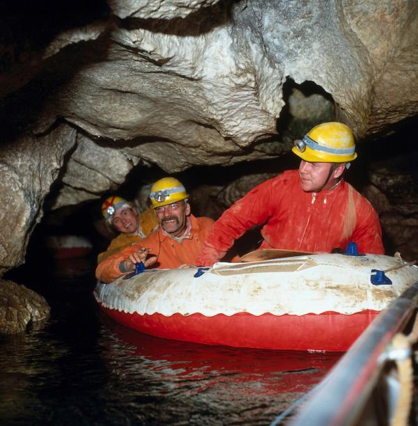 Bild 1 von 2: Auf der Suche nach seinem Hund Willi ist Peter (Peter Lustig, M.) in eine Höhle geraten. Dort trifft er auf die zwei Höhlenforscher: Kündig (Franz Rampelmann, l.) und Höllerbach (Peter Wagenbreth, r.), die ihn auf eine abenteuerliche Reise mitnehmen.