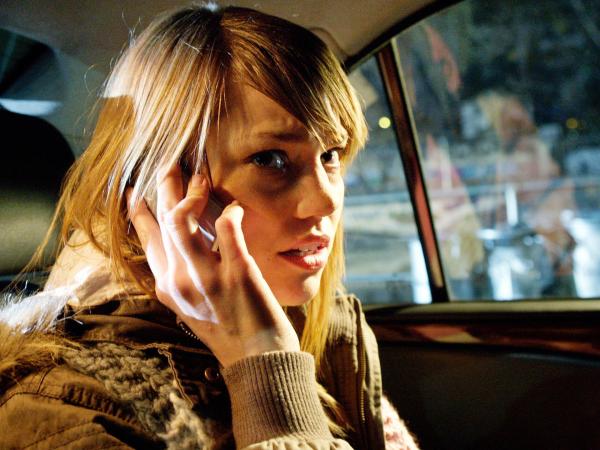 Bild 1 von 3: Im Bild: Anna (Britta Hammelstein) versucht sich vergeblich über den Zustand des verunglückten Paul zu informieren.