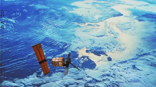 Bild 1 von 3: Der Satellit ERS-1 wurde bereits im Juli 1991 von einer Ariane Rakete in den Erdorbit geschossen.