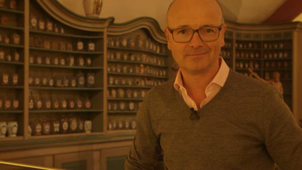 Bild 1 von 1: Wissenschaftsmoderator Karsten Schwanke im Deutschen Apotheken-Museum im Heidelberger Schloss.