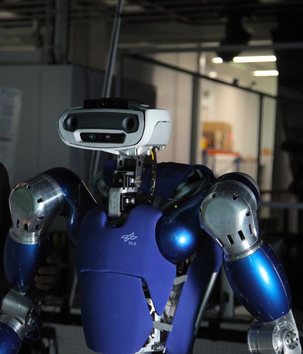 Bild 1 von 2: Roboter mit menschenähnlicher Statur des DLR.