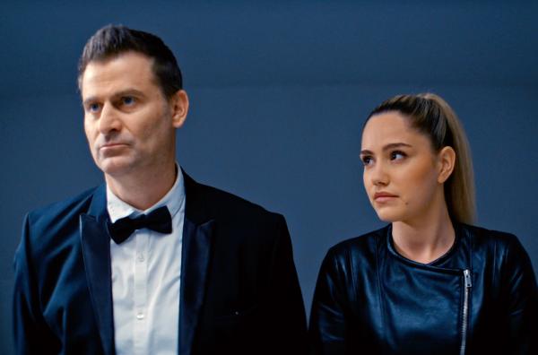 Bild 1 von 5: Die Möchtegern-Agenten Klaus (Michael Altinger) und Storm (Mitsou Jung) erfahren vom betrügerischen Plan des Firecard-Chefs Jens Baldweg und setzen alles daran, diesen noch zu durchkreuzen.
