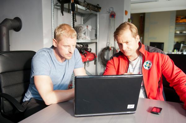 Bild 1 von 5: Andreas (Martin Gruber, l.) und Toni (Martin Klempnow, r.) recherchieren im Internet nach den Gründen für das Unglück am Bergsee.