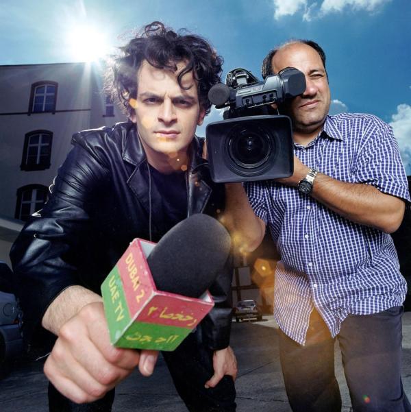Bild 1 von 13: TV-Reporter Tarek ab del Kalek (Kaya Yanar, l.) berichtet für den Fernsehsender Dubai 2 aus Deutschland.