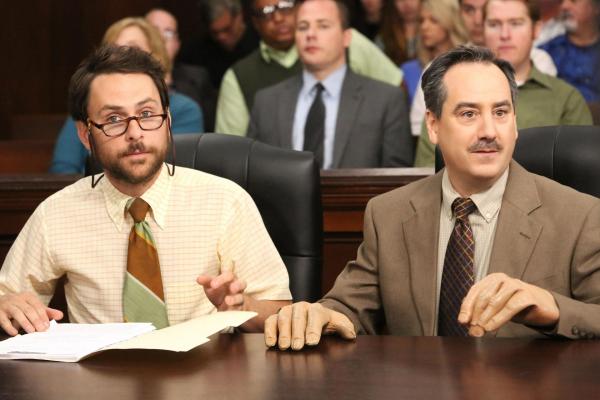 Bild 1 von 8: Charlie Kelly (Charlie Day, l.); Jack (Andrew Friedman, r.)