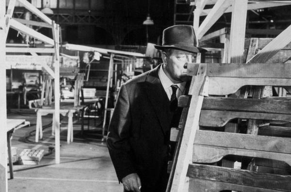 Bild 1 von 3: Ein Holzlager, das den Gangstern als Treffpunkt und Versteck dient: Kommissar Maigret (Jean Gabin) ermittelt und beobachtet vor Ort.
