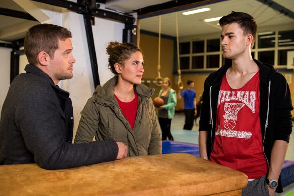 Bild 1 von 8: Dominik Morgenstern (Joscha Kiefer, l.) und Toni Bischoff (Amanda da Gloria, M.) befragen Flori (Patrick Mölleken, r.).