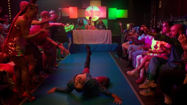 Bild 1 von 14: Der aus New York zurückgekehrte João (Robin Cadet, M.) performt auf Jays Kiki Ball.