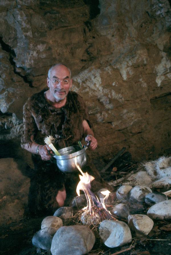 Bild 1 von 3: Um zu beweisen, dass es auch ohne die Errungenschaften der Zivilisation geht, will Peter (Peter Lustig) drei Tage wie ein Steinzeitmensch in der Wildnis leben.