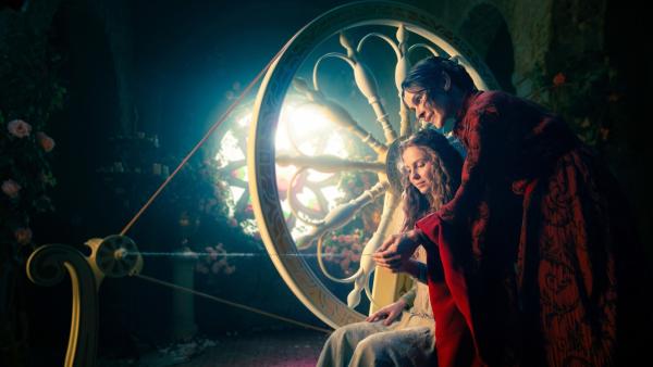 Bild 1 von 11: Prinzessin Rosabella (Alix Heyblom, links) entdeckt an ihrem 16. Geburtstag ein großes Spinnrad im Schloss. Dabei hatten ihre Eltern alle Spindeln im Land entfernen lassen - aus Angst, Rosabella könnte sich daran stechen. Denn durch einen Spindelstich würde sich der Fluch erfüllen, mit dem Fee Rubia (Bella Dayne, rechts) die Prinzessin kurz nach ihrer Geburt belegt hat.