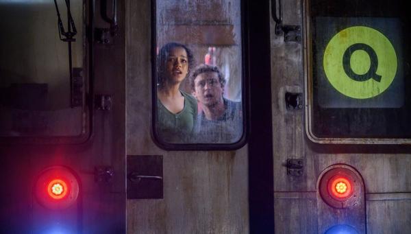 Bild 1 von 10: Zoey Davis (Taylor Russell, l.); Ben Miller (Logan Miller, r.)