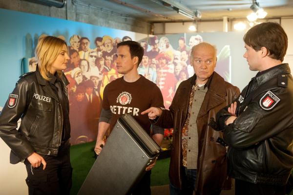 Bild 1 von 10: Melanie (Sanna Englund, l.) und Mattes (Matthias Schloo, r.) können es kaum glauben: Johnny (Peter Franke, 2.v.r.) und sein Assistent (Oliver Urbanski, 2.v.l.) entlarven die Beatles-Gitarre als Fälschung.