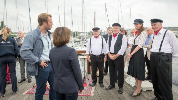 Bild 1 von 9: Eine ausgelassene Feier anlässlich eines erneuten Eheversprechens wird jäh beendet, als der enthusiastische Schlagzeuger Alexander Nölitz plötzlich tot am Strand gefunden wird. Kurz zuvor hat der Hobbymusiker noch für die musikalische Begleitung der Feier gesorgt. Was ist mit ihm passiert? Befindet sich etwa ein Mörder unter den geladenen Gästen? Pöhlmann (Dominic Boeer, 3.v.l.), Katrin (Claudia Schmutzler, 4.v.l.) und Anneke (Isabel Berghout, l.) befragen die Zeugen noch am Tatort.