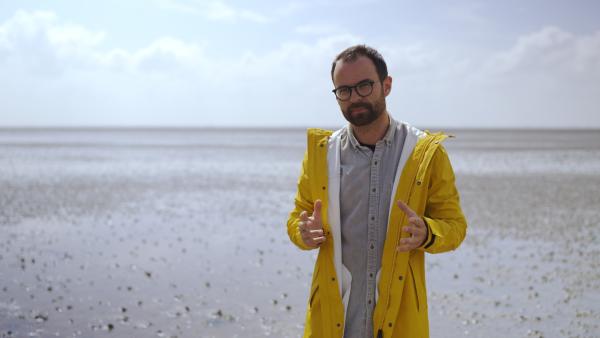 Bild 1 von 6: Wie entsteht das Wattenmeer - und wie wird es sich in Zukunft verändern? Wissenschaftsjournalist Niklas Kolorz ist im Watt unterwegs, um Antworten zu finden.
