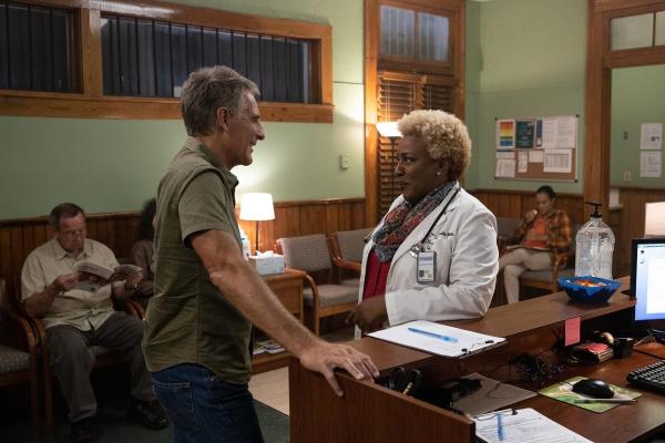 Bild 1 von 6: Dwayne Pride (Scott Bakula, l.); Loretta Wade (CCH Pounder, r.)