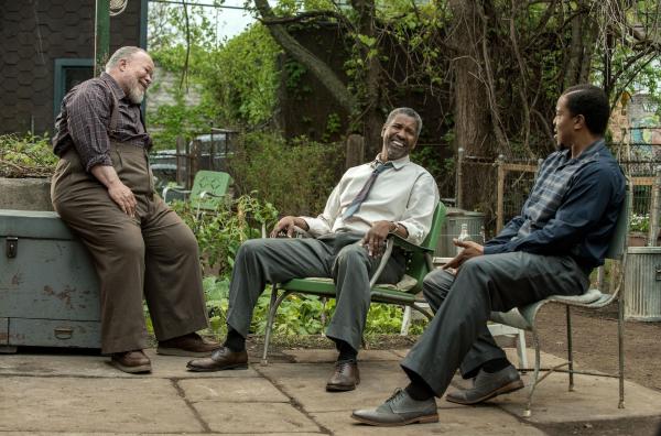 Bild 1 von 6: (v.l.n.r.) Jim Bono (Stephen McKinley Henderson); Troy Maxson (Denzel Washington); Lyons (Russell Hornsby)