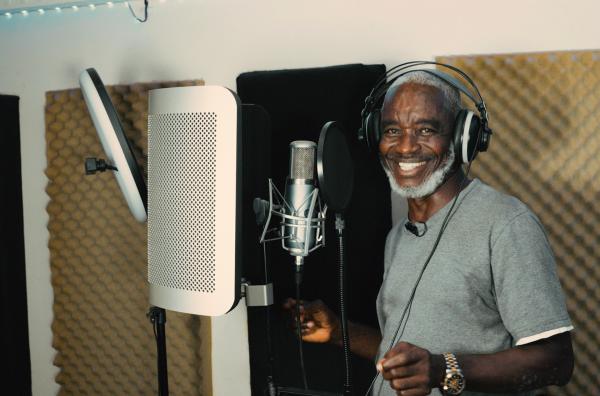 Bild 1 von 4: Musiker Ata Kak lachend am Mikrofon. Seine Musik blieb lange unbekannt, bis Brian Shimkovitz sie entdeckte und sie mit seinem Label international verbreitete.