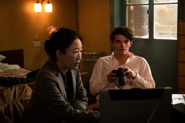 Bild 1 von 3: Eve (Sandra Oh) und Hugo (Edward Bluemel) sind nach Rom gereist, um die Operation zu überwachen. Doch kaum angekommen, machen sie eine überraschende Entdeckung.
