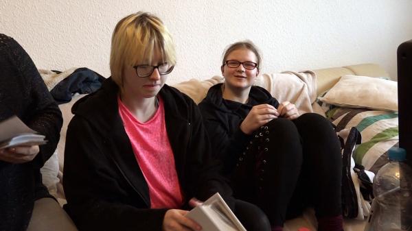 Bild 1 von 1: Jasmin (li.) steht ihrer jüngeren Schwester Svenja zur Seite, die in ihrer Klasse gemobbt wird.