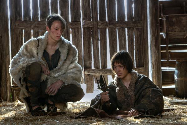 Bild 1 von 7: Theo (Tyroe Muhafidin, r.) und Rowan (Ian Blackburn, l.) finden in einer Scheune einen mysteriösen Schwertgriff, der mit dem Mal Saurons verziert ist.