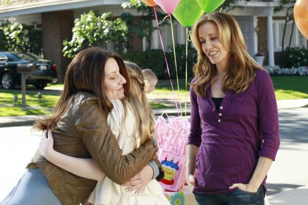 Bild 1 von 39: Toms Freundin Jane (Andrea Parker, l.) lässt auf Pennys (Darcy Rose Byrnes, M.) Party eine Bombe gegenüber Lynette (Felicity Huffman, r.) platzen, während auf Susan ein schreckliches Ereignis wartet ...